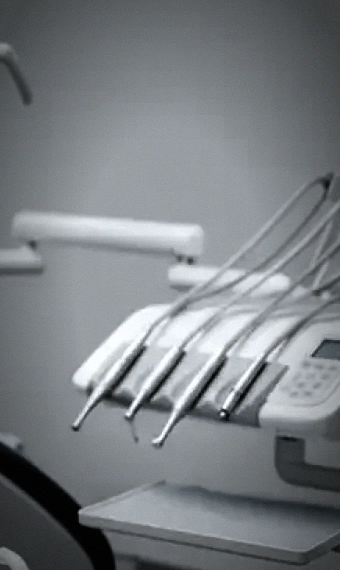 Detalle del instrumental y la unidad dental de una clínica